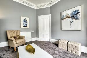 un soggiorno con divano e sedia di Lothian Road - perfect city centre location. a Edimburgo