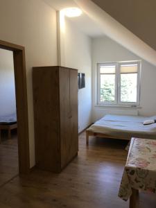 1 dormitorio con cama y ventana en Noclegi Zalewo, en Zalewo