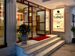 西里古里的住宿－Hotel Saluja，门前有花瓶的商店前