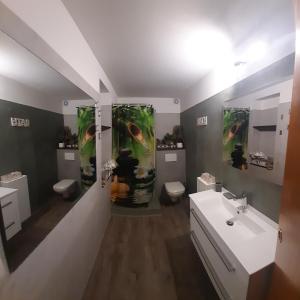een badkamer met 2 toiletten en een wastafel bij Casa Amélie Bellagio in Bellagio