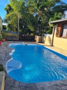 聖克羅蒂德的住宿－KAZBONZAMIS，庭院里的一个蓝色海水游泳池