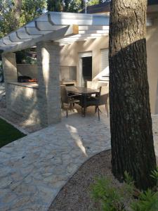 kamienne patio ze stołem i drzewem w obiekcie Holiday Park Mimoza w mieście Bašanija