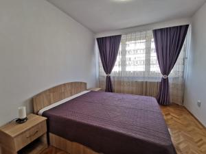 Un pat sau paturi într-o cameră la Apartament Carla-Maria