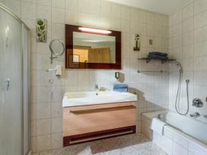 Bilik mandi di Hotel Garni Ferienhof