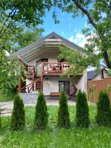 une maison entourée d'une terrasse couverte. dans l'établissement Мигово Гражда, à Myhove