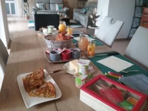 stół z talerzem jedzenia w obiekcie La Salamandre w mieście Le Busseau