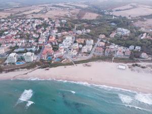 z góry widok na plażę z domkami w obiekcie Vila Gama w Łozencu