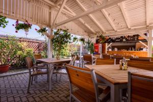a restaurant with tables and chairs and a bar at Vilele violeta in Mamaia Sat/Năvodari