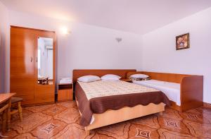 a bedroom with a large bed and a mirror at Vilele violeta in Mamaia Sat/Năvodari