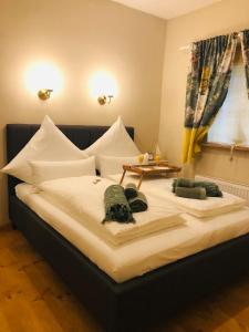 1 cama grande con toallas en una habitación en Ferienwohnung A im Ferienhaus Antika, en Ratzeburg