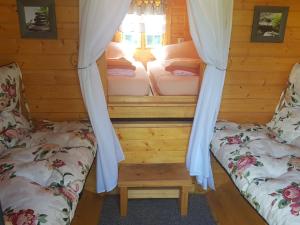 a room with two beds in a log cabin at Barrel -schlafen im Fass in Gorleben