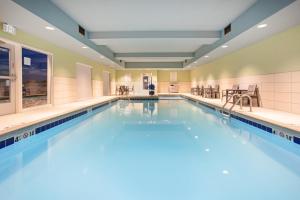 een groot zwembad in een hotelkamer bij Holiday Inn Express & Suites Great Bend, an IHG Hotel in Great Bend