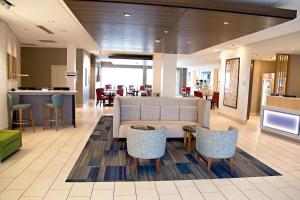 Area tempat duduk di Holiday Inn Express & Suites Great Bend, an IHG Hotel