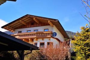 Fotografie z fotogalerie ubytování Großzügiges Chalet mit Infrarotkabine in Lengdorf v destinaci Lengdorf