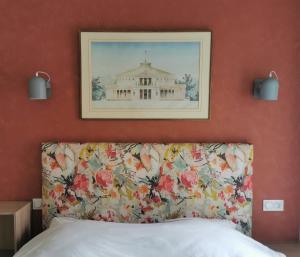 a picture hanging above a bed in a bedroom at Appartement Escapade Vitaminée - Maison d'Aligre in Marans
