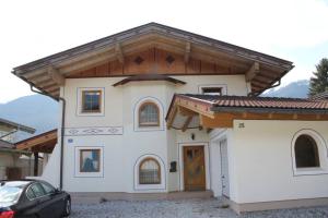 Fotografie z fotogalerie ubytování Großzügiges Chalet mit Infrarotkabine in Lengdorf v destinaci Lengdorf