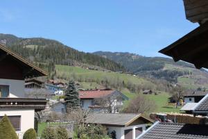Fotografie z fotogalerie ubytování Großzügiges Chalet mit Infrarotkabine in Lengdorf v destinaci Lengdorf