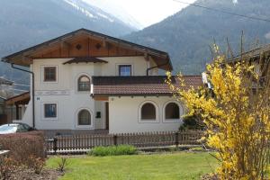 Fotografie z fotogalerie ubytování Großzügiges Chalet mit Infrarotkabine in Lengdorf v destinaci Lengdorf