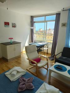 salon z krzesłem i stołem w obiekcie Solaz-Andaluz City Center Apartment BY NAMASTE ELITE w mieście Torremolinos +22 zdjęcia