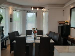 - une salle à manger avec une table et des chaises dans l'établissement Pensiunea Turist, à Techirghiol