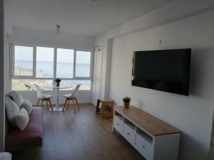 TV a/nebo společenská místnost v ubytování HH Apartamento Algarrobo costa