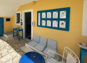 A seating area at Sunflower Apartments & Studios