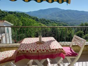 uma mesa e cadeiras numa varanda com vista para as montanhas em Cà du Frà em Maissana