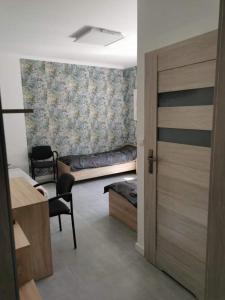 uma sala com um quarto com uma cama e uma porta em Reda apartments em Lublin