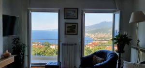 uma sala de estar com uma porta aberta para uma vista para o oceano em Apartments Frlan em Kastav