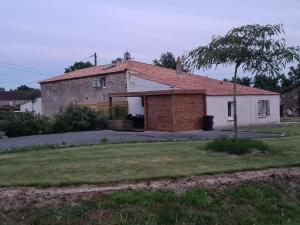 a small white house with a red roof at Gîte l'instant T in Thorigny