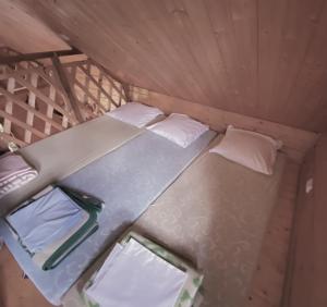 an overhead view of a bed in a small room at Merkiokrantas Trobelė ant upės kranto in Puvočiai +8 photos