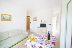 a living room with a table and a couch at Vaia Residence in Torre dell'Orso