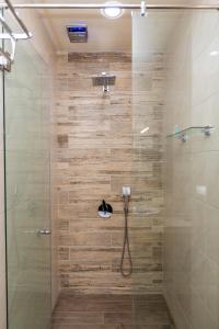 Un baño con ducha con puerta de cristal. en Golden Room Apartments 04, en Tiflis