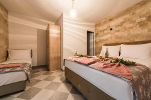 1 Schlafzimmer mit 2 Betten in einem Zimmer in der Unterkunft Rustic Villas Barlovic in Ulcinj