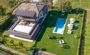 - une vue aérienne sur une maison avec une piscine dans l'établissement Paulsner Feldhof, à Appiano sulla Strada del Vino