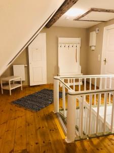 Zimmer im Dachgeschoss mit einer Treppe und einer Tür in der Unterkunft Ferienwohnung C im Ferienhaus Antika in Ratzeburg