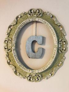 a picture of a letter g in a gold frame at Ferienwohnung C im Ferienhaus Antika in Ratzeburg