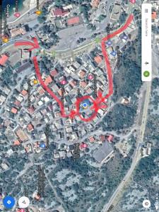 une carte d'une ville avec des flèches rouges dans l'établissement Apartman Nadia, à Karlobag