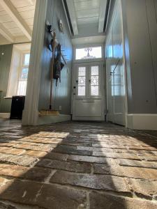 LandsmeerにあるTraditional family apartment with garden at countryside Amsterdamのドアと窓のある空の部屋 +75枚の写真