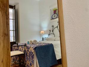 Posteľ alebo postele v izbe v ubytovaní Apartamentos La Casa del Azafrán