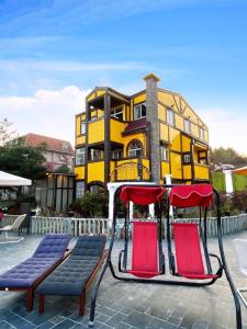 un parque infantil con sillas y un edificio al fondo en Shepherd's B&B, en Renai