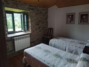 A bed or beds in a room at Casa O Castelo en Touro