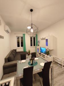 uma sala de estar com uma mesa e um sofá em Apartment Ravnice em Omiš