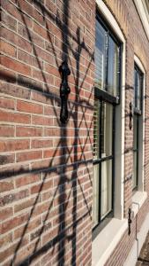 una pared de ladrillo con una estatua en un edificio en Traditional family apartment with garden at countryside Amsterdam en Landsmeer