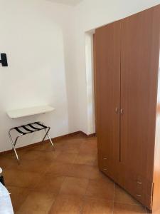 a small white room with a wooden floor at Città Bianca Country Resort in Ostuni