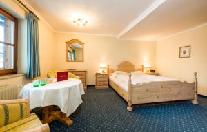Posteľ alebo postele v izbe v ubytovaní Wellness & Sporthotel Alpenhof