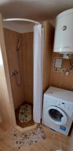 ペーチにあるHeuReka Apartmanのバスルーム(洗濯機、シャワー付)