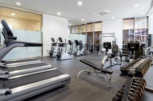 um ginásio com passadeiras e máquinas de cardio em Crowne Plaza Doha West Bay, an IHG Hotel em Doha