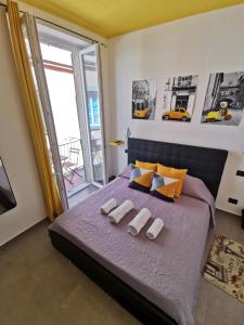 ein Schlafzimmer mit einem Bett mit zwei Handtüchern darauf in der Unterkunft Porta Romana in Viterbo