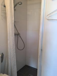 a shower with a shower curtain in a bathroom at Baie Sud Cayeux sur Mer ciel in Cayeux-sur-Mer +18 photos